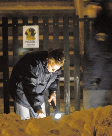 Natanko pred letom dni so   policisti na Oražnovi 2  v Ljubljani našli  truplo   znanega zdravnika  Saše  Baričeviča, potem...
