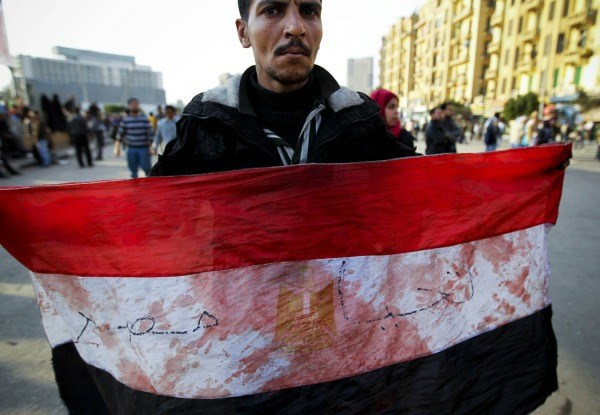 Na kairskem trgu Tahrir je krvavo.