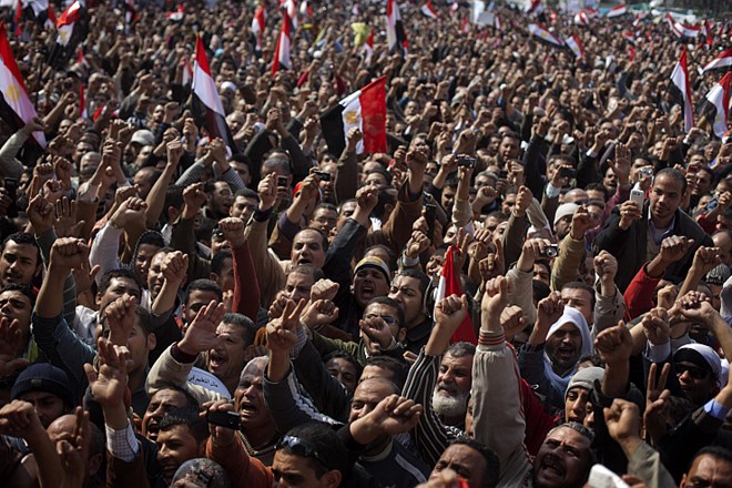 Protestniki proti Mubaraku.