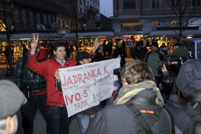 FOTO: Hrvaški protesti se nadaljujejo: ''Jadranka, pojdi raje v menzo pripravljat krompirjevo solato!''