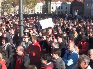 Več tisoč ljudi je v Ljubljani protestiralo proti nevzdržnem stanju, ki je po gospodarski krizi zavladalo svetu. Kot glavne...
