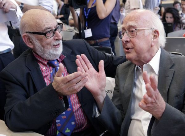 Britanski fizik Peter Higgs (desno) v pogovoru s kolegom, belgijskim fizikom Francoisom Englertom.