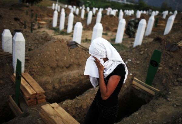 Pokopavanje žrtev genocida v Srebrenici.