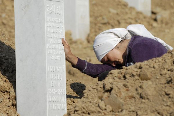 Incident v Srebrenici: neznanci v predsednika organizacijskega odbora vrgli steklenico