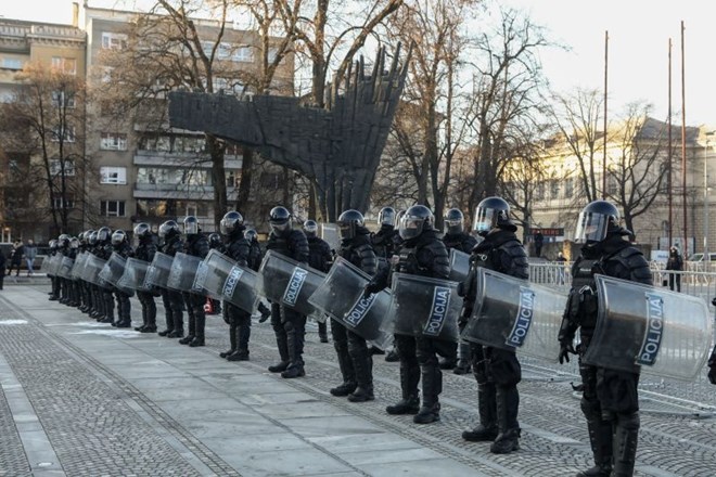 Policija je v minulem obdobju do prebivalcev Slovenije, zlasti pa do protestnikov, ki so na javnih mestih izražali...