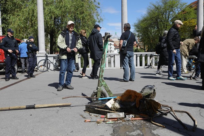 #foto Potapljači iz Ljubljanice potegnili za približno tono odpadkov