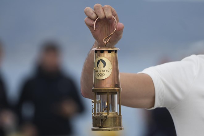 #foto Ladja z olimpijsko plamenico izplula iz Pireja proti Franciji