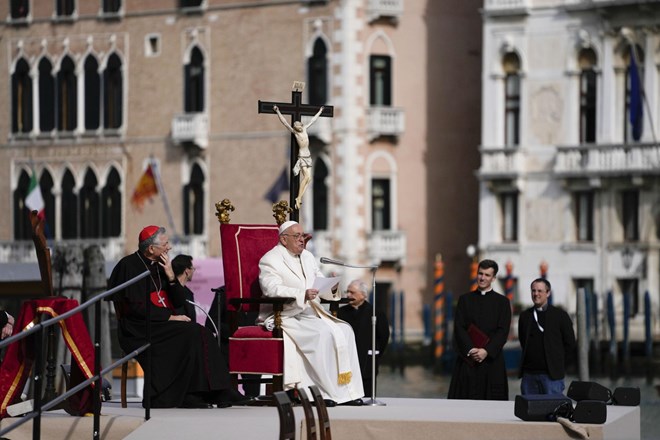 Papež obisk v Benetkah začel v ženskem zaporu: Kazenski sistem bi moral dati možnosti za duhovno, kulturno in profesionalno...