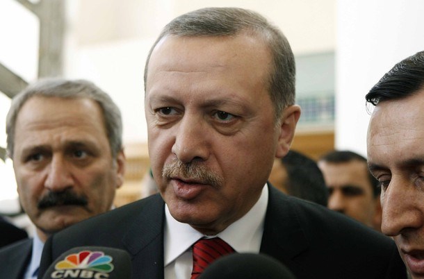 Turški premier Recep Tayyip Erdogan je danes v Ankari pozval egiptovskega predsednika Hosnija Mubaraka, naj prisluhne pozivom...