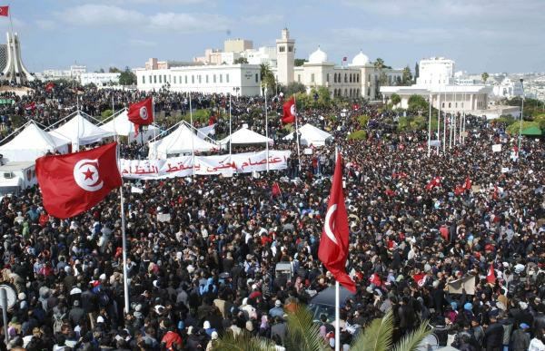 Na tisoče demonstrantov se je pred premierjevo palačo zbralo že v petek.