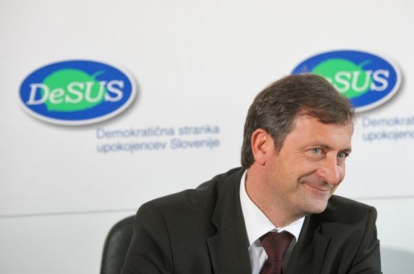 Morebitno povabilo Janše v predvolilno koalicijo bi zavrnil tudi DeSUS, je pojasnil prvak te stranke Karl Erjavec.