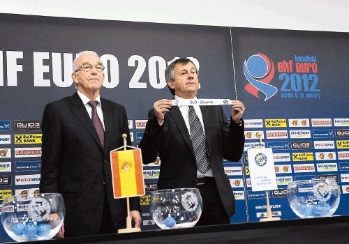 Generalni sekretar EHF Michael Wiederer z listkom z napisom Slovenija.