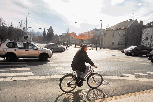 Križišče med Poljansko in Roško cesto se zdi predvsem »kolesarski  eksperiment«, ki se požvižga  na prepustnost motornega...