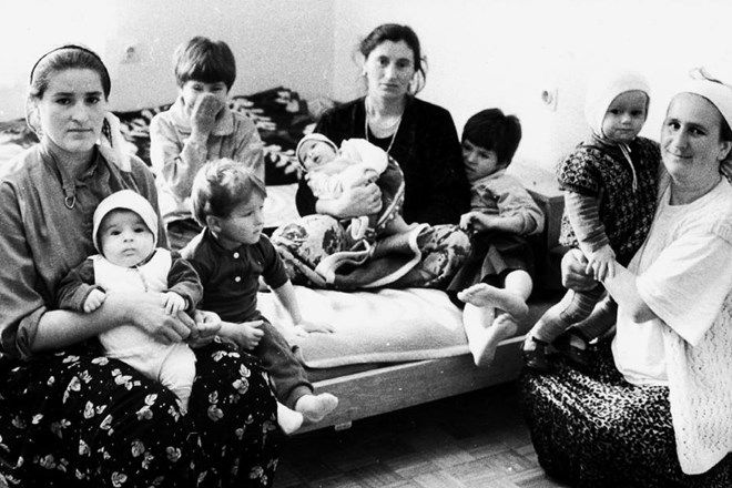 Ženske in otroci iz Bosne in Hercegovine v vojašnici v Ribnici poleti 1992. V tistem času je bilo še vse videti začasno, zato...