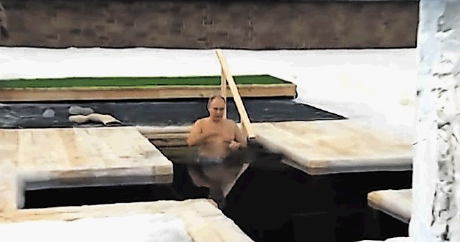 Vladimir Putin se je okopal v ledeno mrzli vodi.