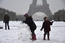 FOTO: V Franciji in Nemčiji še vedno hude težave zaradi snega, zmeda na cestah in letališčih