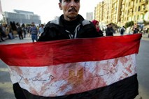 V ŽIVO Bitka za Egipt: Privrženci in nasprotniki Mubaraka se še naprej spopadajo, bolnišnice poročajo o več kot 1500 ranjenih, prihaja do novih smrtnih žrtev