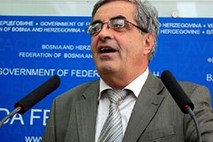Bosanski minister se je sinoči težje poškodoval v hudi prometni nesreči