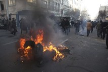 Iranska policija je s silo razgnala demonstrante, pri čemer je umrla ena oseba