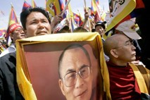 Umrl je nečak dalajlame: Med pohodom za Tibet na Floridi ga je zbilo terensko vozilo