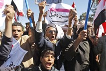 V Jemnu umrla dva demonstranta, stavke in protesti še vedno hromijo Egipt