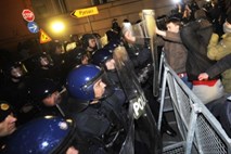 Hrvaški demonstranti ogorčeni: Zakaj ste se s pendreki in solzivci spravili na ljudi, ki so le mirno stali?