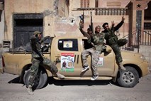 Kronologija: Po osmih mesecih Gadafi dokončno izgubil boj za oblast v Libiji