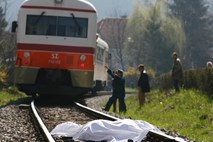 V Črnučah vlak povozil 65-letno Ljubljančanko: ob prihodu vlaka je stopila na tire