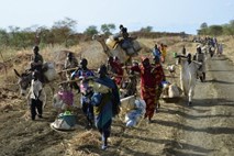 Lačni, žejni in utrujeni: Na 80 kilometrov dolgi poti več kot 30 tisoč beguncev že tedne beži iz Sudana