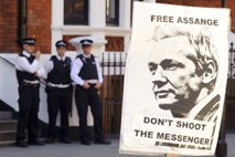 Policisti in helikopterji v pripravljenosti, Assange varno skrit na veleposlaništvu