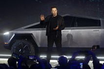 Elon Musk ob odpuščanjih v Tesli: manj zaposlenih bo moralo delati več