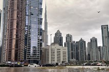 #foto #video V Dubaju za leto in pol dežja v enem dnevu, odpovedani leti med Ljubljano in Dubajem