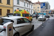 V Sloveniji skoraj 40 odstoten padec prodaje električnih avtomobilov