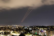 Izrael ponoči z raketami napadel Iran