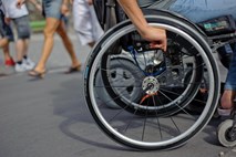 Zagovornik načela enakosti izpostavlja disktriminatorno obravnavo ljudi z invalidnostmi