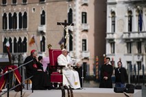 Papež obisk v Benetkah začel v ženskem zaporu: Kazenski sistem bi moral dati možnosti za duhovno, kulturno in profesionalno rast in razvoj