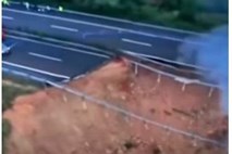 #video Poplave na Kitajskem: Po zrušitvi avtoceste najmanj 19 mrtvih