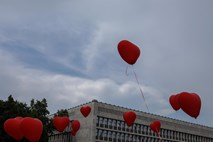 Ljubezenska prevara na Hrvaškem: 80-letniku mlajša ženska ukradla na tisoče evrov