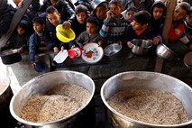 Gazi kljub delnemu izboljšanju stanja še naprej grozi lakota, v zadnjih tednih umrlo približno podhranjenih otrok

