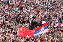 #video Obsedno stanje v Srbiji: prispel kitajski predsednik Ši Džinping, zaradi njegovega obiska na televiziji prekinili prenos polfinala Evrovizije
