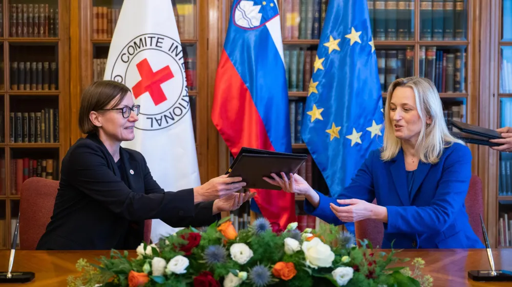 Ljubljana, Vila Podroznik.<br>Podpis memoranduma o soglasju med mednarodnim odborom Rdecega kriza in vlado za zagotavljanje humanitarne pomoci.