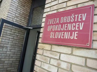 Ljubljana, ZDUS.<br>Novinarska konferenca Zveze drustev upokojencev Slovenije o zakonu o spodbujanju digitalne pismenosti oziroma delitvi digitalnih bonov, ki so namenjeni digitalnemu izobrazevanju.