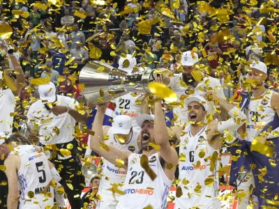 Basketball - EuroLeague Final - Olympiacos Piraeus v Real Madrid - Zalgirio Arena, Kaunas, Lithuania - May 21, 2023 Real Madrid's Sergio Llull celebrates with the trophy and teammates after winning the EuroLeague Final REUTERS/Ints Kalnins