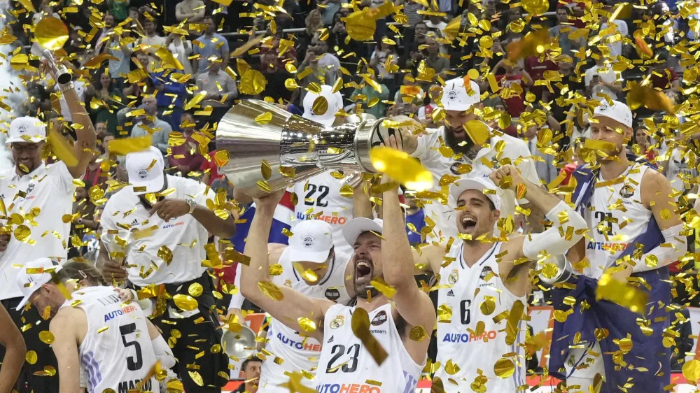 Basketball - EuroLeague Final - Olympiacos Piraeus v Real Madrid - Zalgirio Arena, Kaunas, Lithuania - May 21, 2023 Real Madrid's Sergio Llull celebrates with the trophy and teammates after winning the EuroLeague Final REUTERS/Ints Kalnins