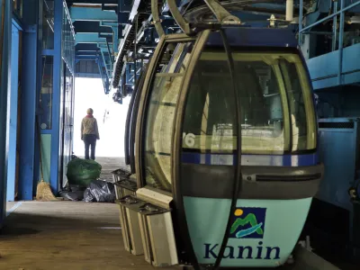 ﻿ATC smučišče Kanin - postaja B - gondolska žičnica - gondola - - POSOČJE 2013 - upad povpraševanja po turističnih zmogljivostih - turizem //FOTO: Bojan Velikonja OPOMBA: ZA OBJAVO V PRILOGI – DNEVNIKOV OBJEKTIV - REPORTAŽA 2013