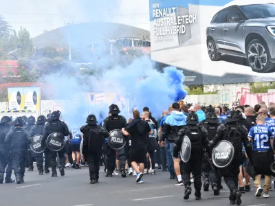 Ljubljana, Dunajska cesta.<br>Navijaci nogometnega kluba Slovan Bratislava na poti proti stadionu Stozice, kjer bo potekala tekma Konferencne lige med Slovanom in ljubljansko Olimpijo.