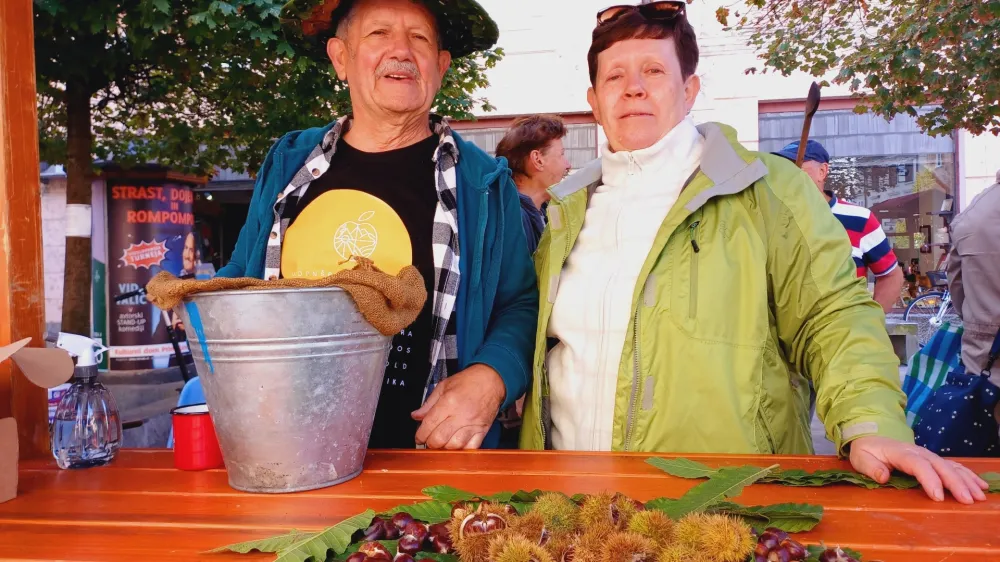 Franci Hrastnik in Ivica Bavdek Dolinar iz krajevne skupnosti Besnica sta obiskovalce razveselila s pečenim kostanjem. 