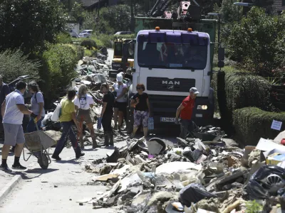 Ljubljana Sneberje- odpravljanje posledic poplav – sanacija škode -- 14.08.2023 - Dan solidarnosti in dela prost dan - najhujša naravna ujma v zgodovini Slovenije - prizadeti dve tretjini države - ujma - poplave – zemeljski plazovi – neurja – prostovoljci - //FOTO: Luka Cjuha