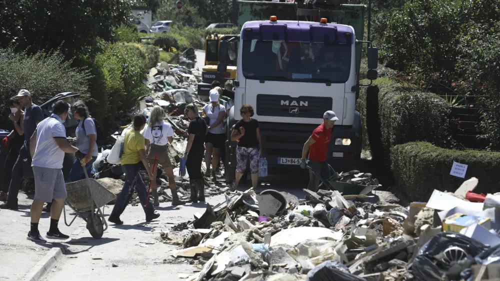 Ljubljana Sneberje- odpravljanje posledic poplav – sanacija škode -- 14.08.2023 - Dan solidarnosti in dela prost dan - najhujša naravna ujma v zgodovini Slovenije - prizadeti dve tretjini države - ujma - poplave – zemeljski plazovi – neurja – prostovoljci - //FOTO: Luka Cjuha