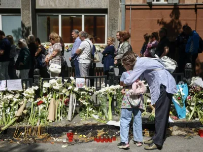 Trinajstletni Kosta je pred mesecem dni na svoji osnovni šoli pobil osem sošolk in sošolcev, pištolo pa je najprej uperil v varnostnika. Več otrok je ranil. 